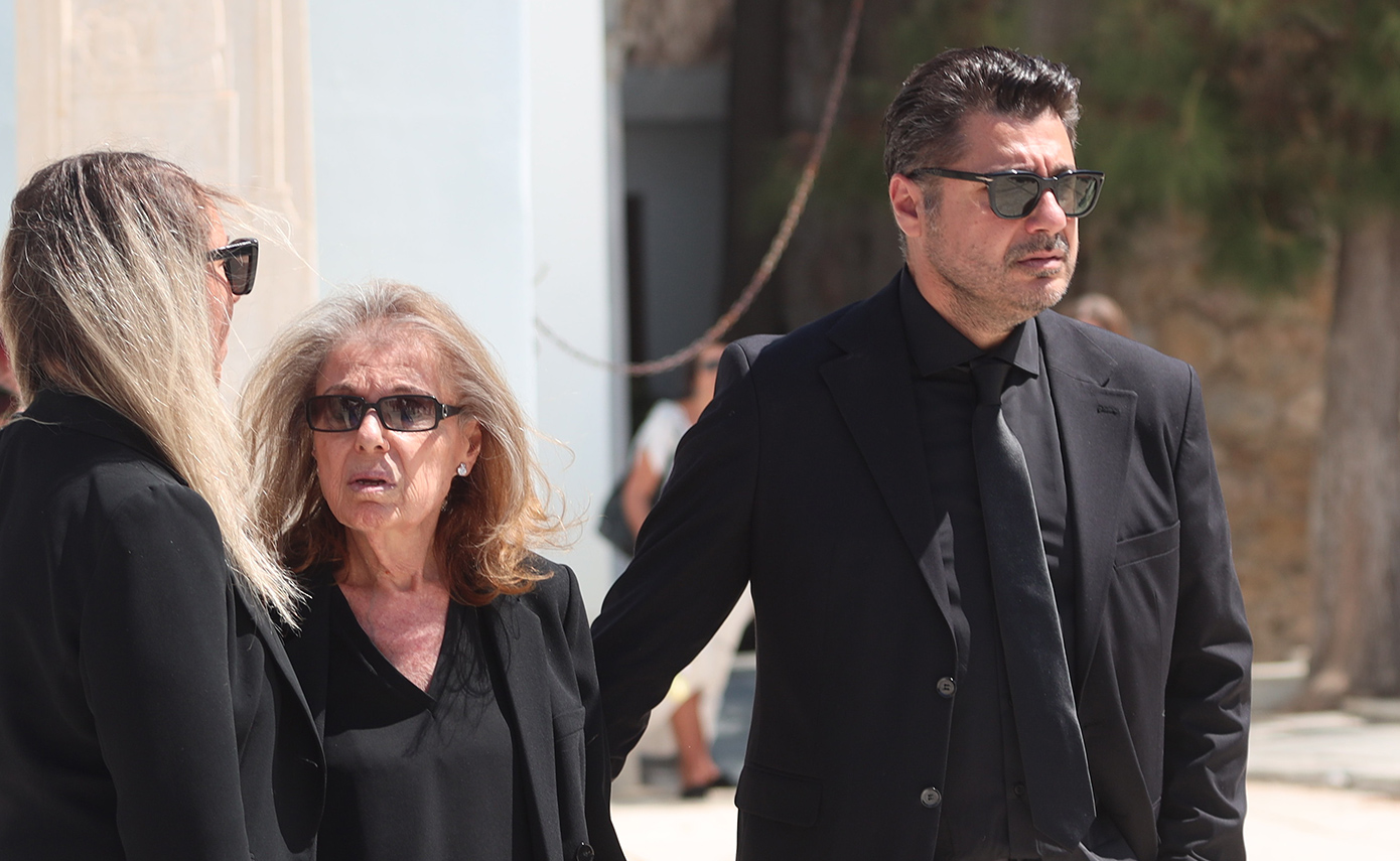 «Αυτό ήταν – Ήταν όλοι δίπλα σου»: Η συγκινητική δημοσίευση του Λάμπρου Κωνσταντάρα μετά την κηδεία του πατέρα του