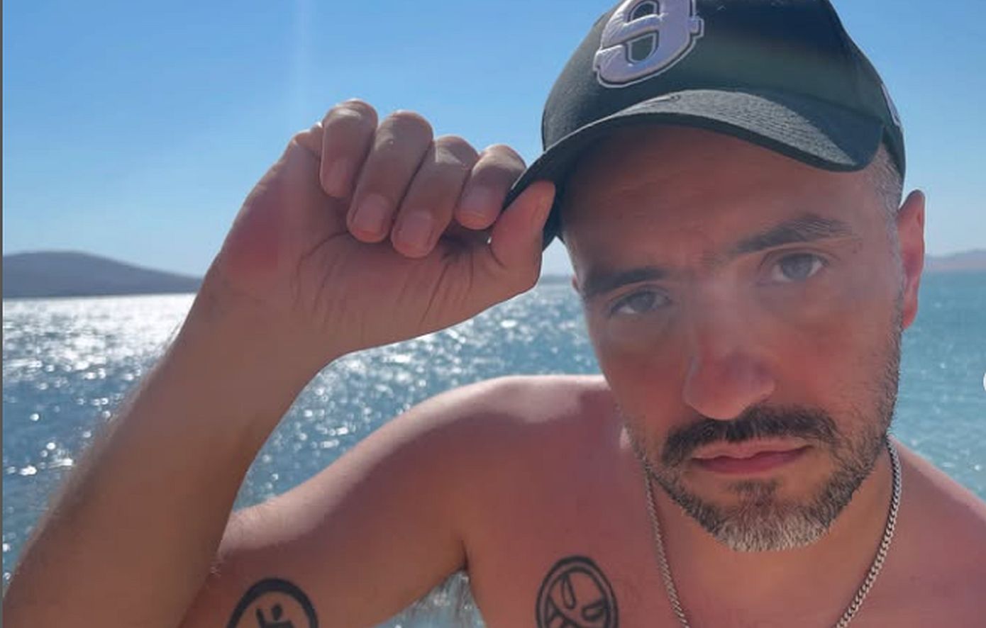 Χαλαρωτικές στιγμές για τον Λεξ στην ακροθαλασσιά