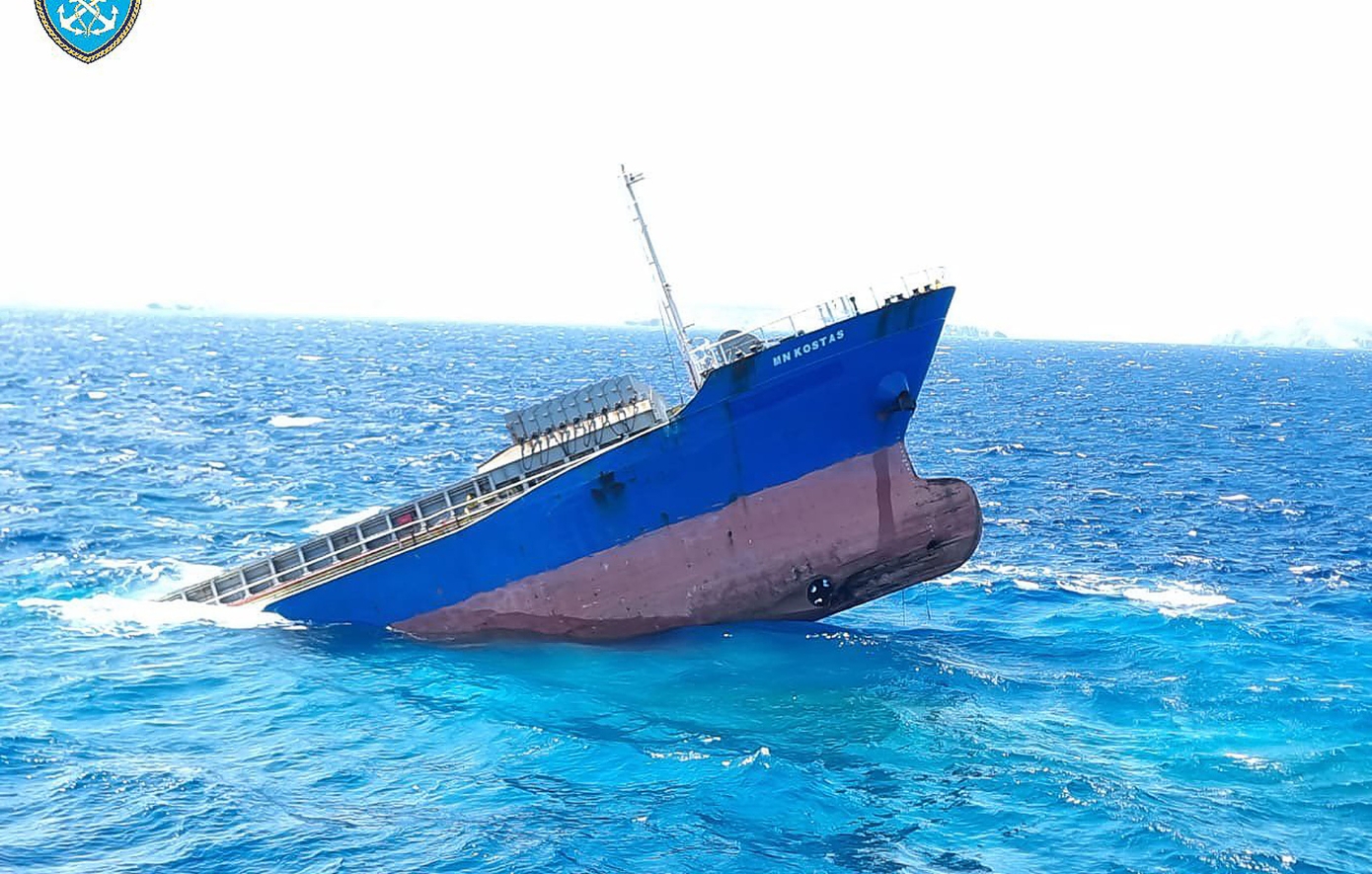 Σε συνεχή παρακολούθηση το ημιβυθισμένο «MN KOSTAS» που προσάραξε στη Σητεία – Αναμένεται η ανάσυρσή του