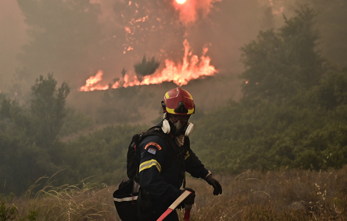 Πυρκαγιά στο Φίχτι Αργολίδας – Εναέρια μέσα σε δράση