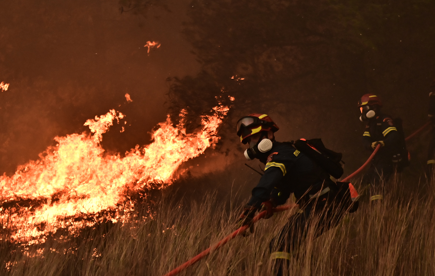 Ολονύχτια πάλη με τις φλόγες στο Δαμάσι Λάρισας – Στη δράση της κατάσβεσης από το πρωί και εναέρια μέσα