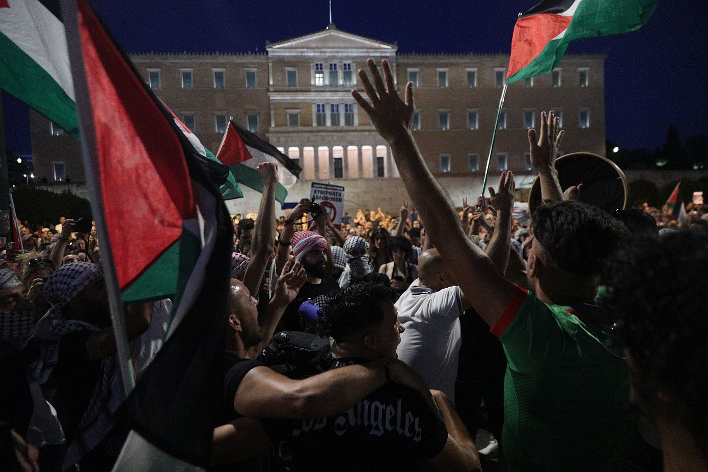 Συγκεντρώσεις στο Σύνταγμα και σε άλλες πόλεις της Ελλάδας υπέρ της Παλαιστίνης – Δείτε εικόνες και βίντεο