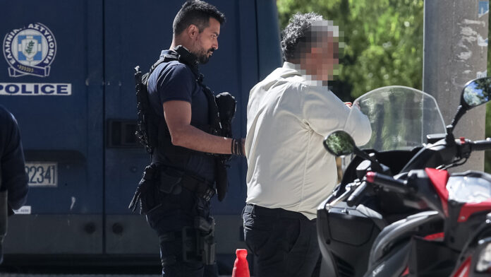 Στη φυλακή ο 48χρονος δημοτικός υπάλληλος για 4 εμπρησμούς στην Παλλήνη – «Έχετε συλλάβει λάθος άτομο»