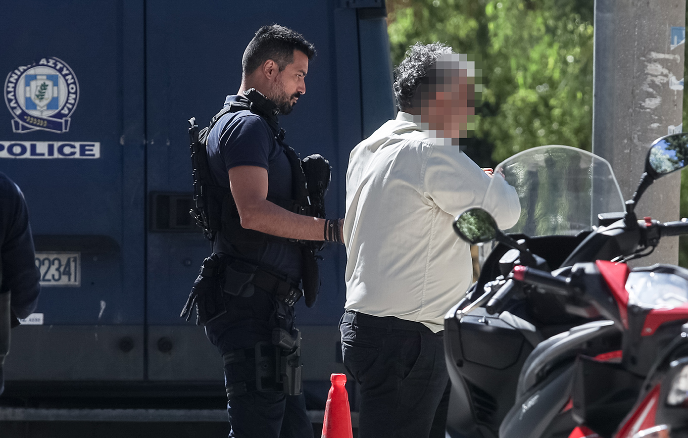 Στη φυλακή ο 48χρονος δημοτικός υπάλληλος για 4 εμπρησμούς στην Παλλήνη – «Έχετε συλλάβει λάθος άτομο»