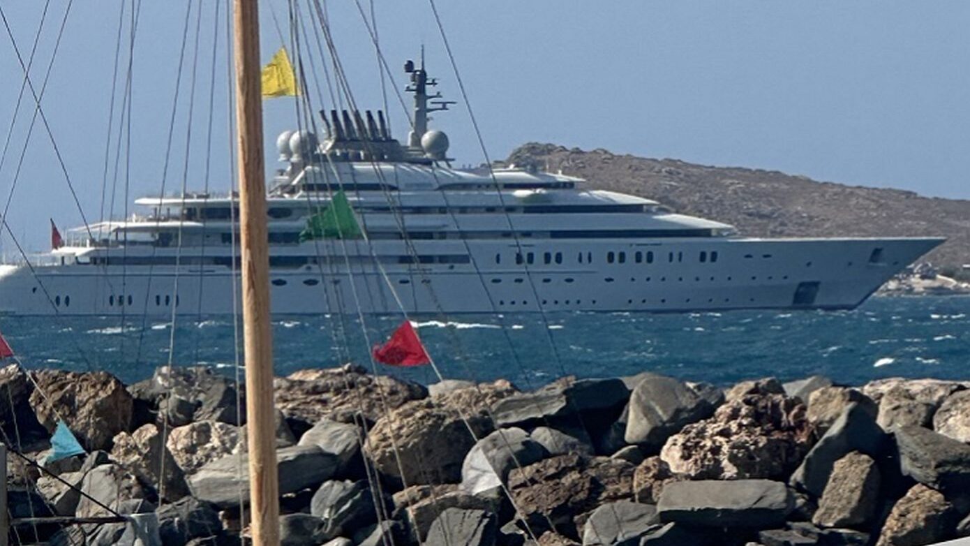Ένα από τα πιο εντυπωσιακά και πολυτελή σούπερ γιοτ παγκοσμίως αγκυροβολεί στη Νάουσα της Πάρου