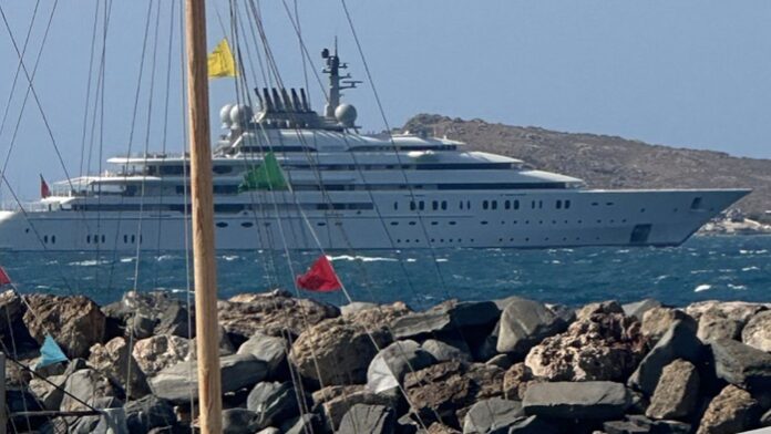 Ένα από τα πιο εντυπωσιακά και πολυτελή σούπερ γιοτ παγκοσμίως αγκυροβολεί στη Νάουσα της Πάρου