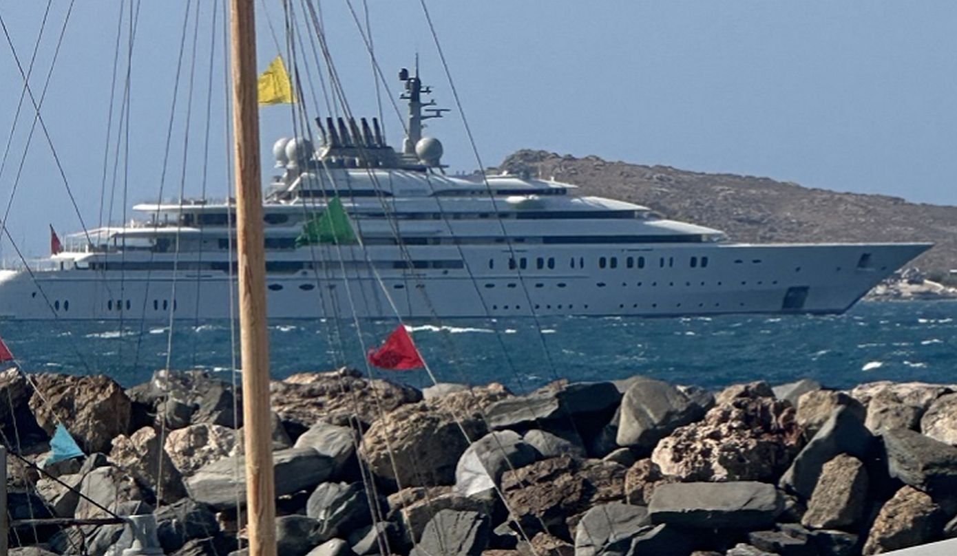 Ένα από τα πιο εντυπωσιακά και πολυτελή σούπερ γιοτ παγκοσμίως αγκυροβολεί στη Νάουσα της Πάρου