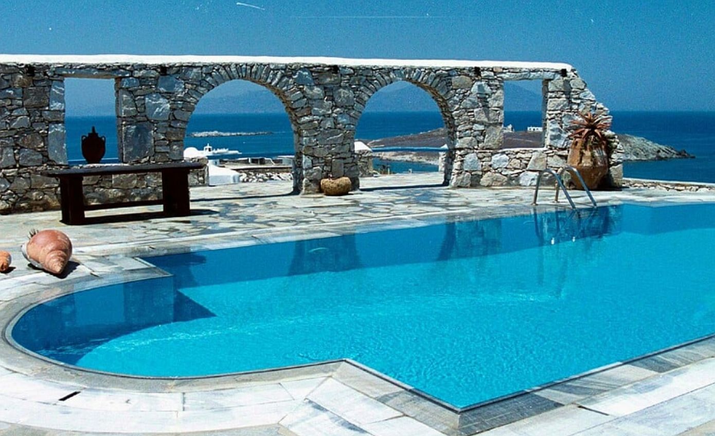 Μύκονος: Αίνιγμα με τον θάνατο 25χρονου σε ιδιωτική πισίνα σουίτας – Ανακαλύφθηκαν ναρκωτικά στο δωμάτιο του