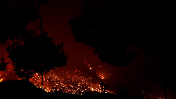 Εντυπωσιακή αεροφωτογραφία αποκαλύπτει την έκταση της πυρκαγιάς στην Πάτρα