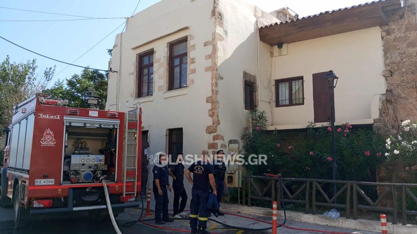 Πυρκαγιά στην «πύλη της άμμου» στο ιστορικό λιμάνι Χανίων