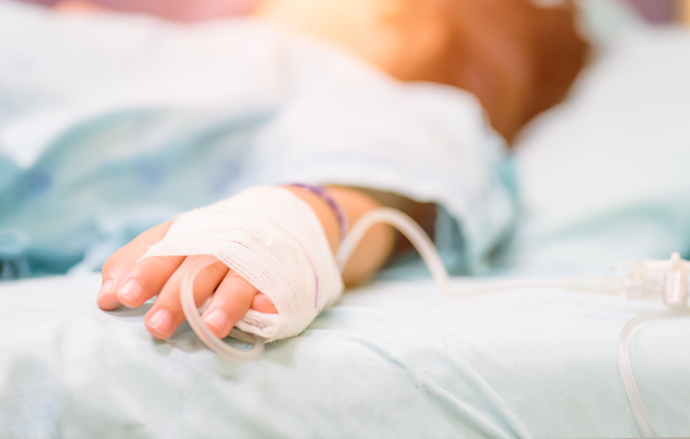 Εγχείρηση στο κεφάλι για τον 8χρονο που έπεσε από τον πρώτο όροφο – Διασωληνωμένος στο νοσοκομείο