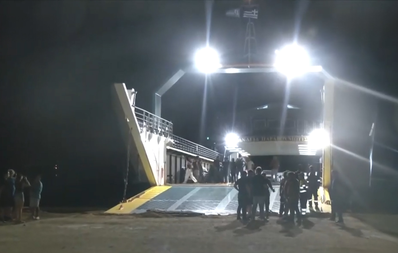 Στα Νέα Στύρα το φέρι μποτ που κόλλησε σε ξέρα – Οι επιβάτες προχωρούν σε μαζικές αγωγές και μηνύσεις