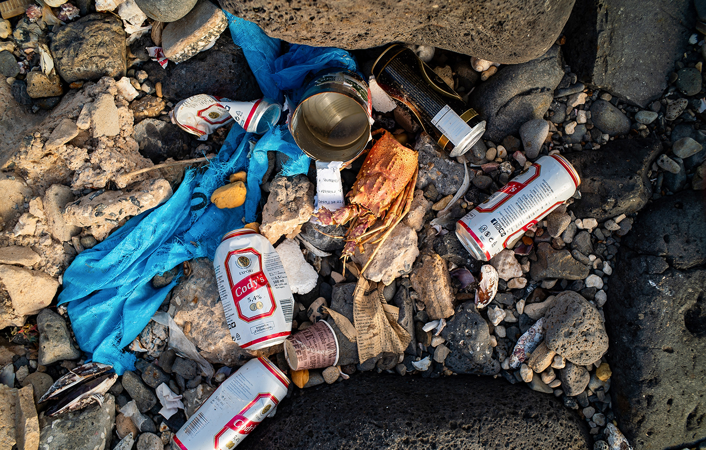 Αναψυκτικά 40 ετών και εύφλεκτα υλικά σε απομακρυσμένες παραλίες της Χαλκιδικής βρήκαν οι Cleaningans