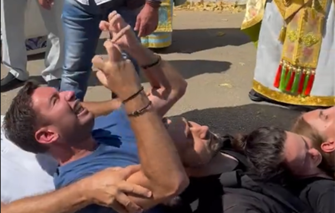 Συγκλονιστικές σκηνές σε λιτανεία στην Κεφαλονιά: «Δαιμονισμένος» αναστάτωσε το πλήθος – «Γεράσιμε με έκαψες»