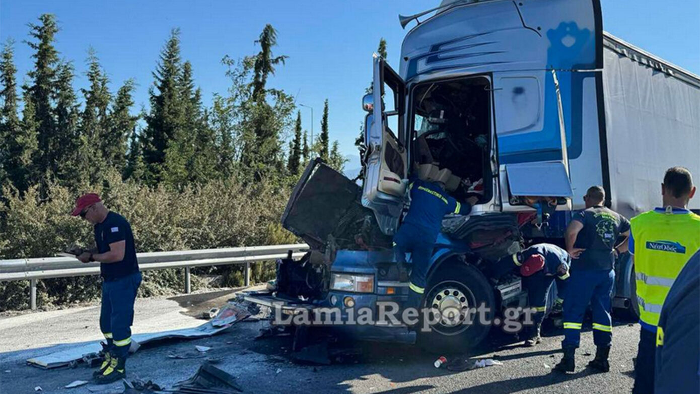 Σοβαρό ατύχημα με φορτηγά στη Λαμία – Η εθνική οδός καλύφθηκε με αλεύρι μετά τη σφοδρή σύγκρουση