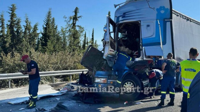 Σοβαρό ατύχημα με φορτηγά στη Λαμία – Η εθνική οδός καλύφθηκε με αλεύρι μετά τη σφοδρή σύγκρουση