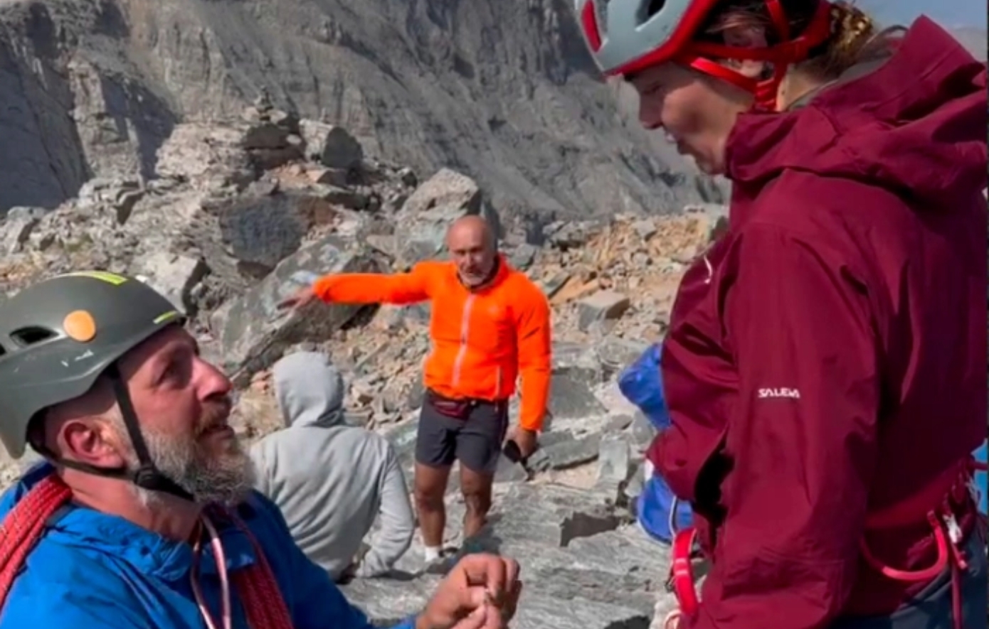 Άνδρας ζήτησε το χέρι της στην κορυφή του Ολύμπου – Δείτε το συγκινητικό βίντεο