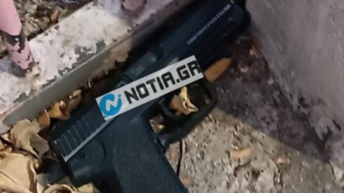 Μαθητές εντοπίζουν όπλο στο προαύλιο δημοτικού σχολείου στον Άλιμο