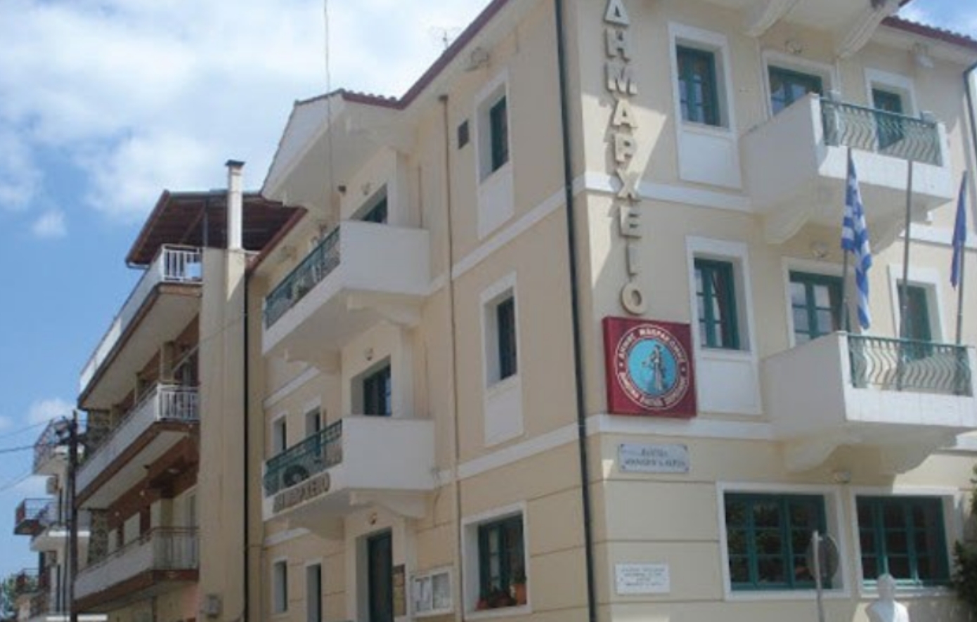 Βίαιη επίθεση δημοτικού υπαλλήλου σε αντιδήμαρχο Μακρακώμης – «Ήμουν πεσμένος… και προσπαθούσε να με χτυπήσει»