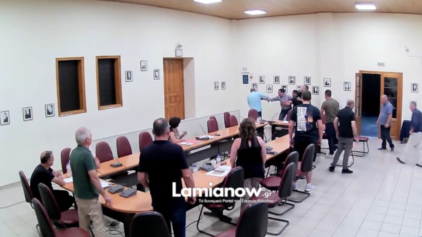 Μέλη του Δημοτικού Συμβουλίου στη Μακρακώμη ήρθαν στα χέρια – Δείτε το βίντεο