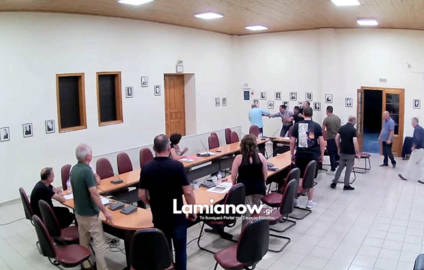 Μέλη του Δημοτικού Συμβουλίου στη Μακρακώμη ήρθαν στα χέρια – Δείτε το βίντεο