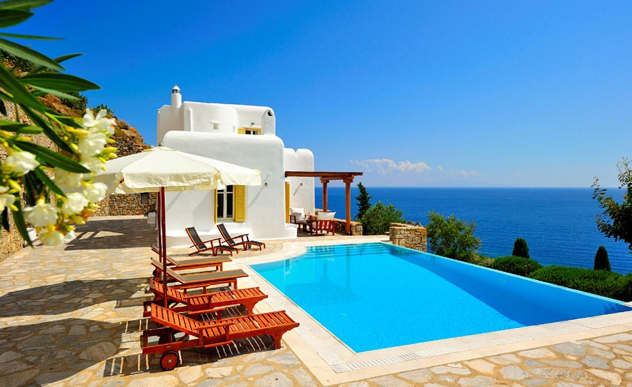 Διεθνείς επενδυτές εστιάζουν στα ελληνικά εξοχικά – Επιλέγουν κυρίως Μύκονο, Σαντορίνη και Ρόδο