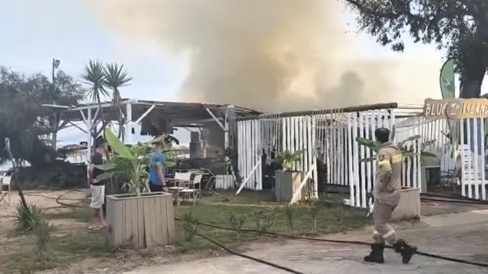 Πυρκαγιά κατέστρεψε δημοφιλές beach bar στην Πρέβεζα – Πανικός στο Μονολίθι