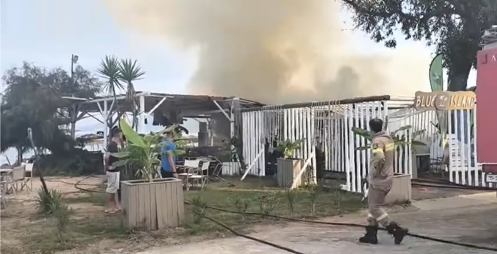 Πυρκαγιά κατέστρεψε δημοφιλές beach bar στην Πρέβεζα – Πανικός στο Μονολίθι