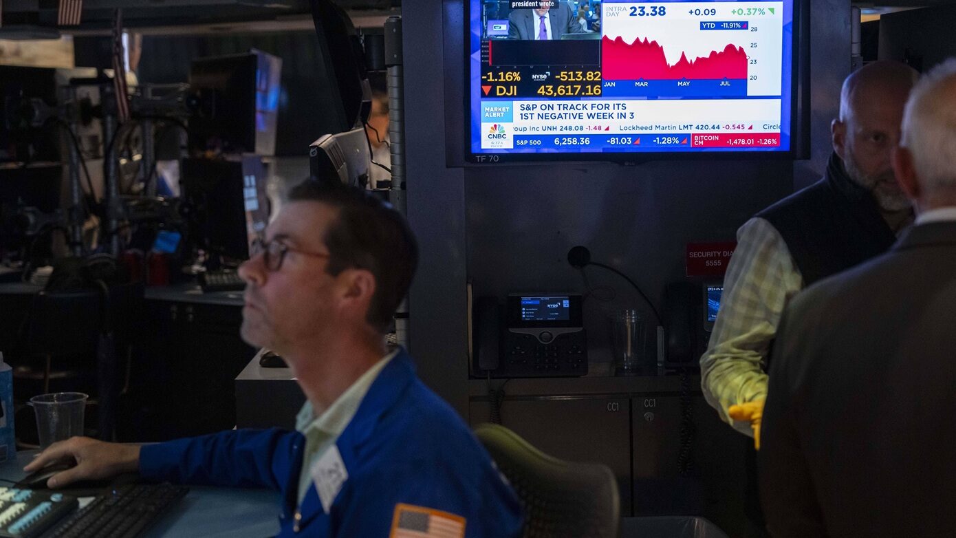 Πτώση στη Wall Street λόγω ανησυχιών για την εμπορική στρατηγική του Τραμπ