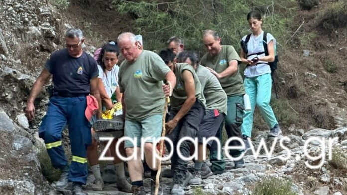 Θρυλική επιχείρηση διάσωσης στο Φαράγγι της Σαμαριάς: Μεταφορά 60χρονου άνδρα για 3 χιλιόμετρα στα χέρια