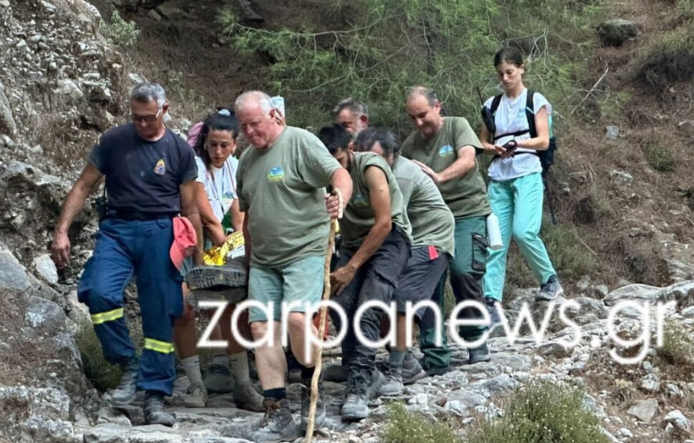 Θρυλική επιχείρηση διάσωσης στο Φαράγγι της Σαμαριάς: Μεταφορά 60χρονου άνδρα για 3 χιλιόμετρα στα χέρια