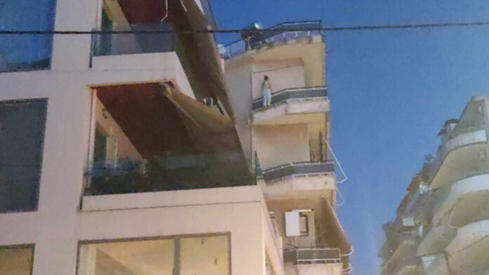 Δραματικό περιστατικό στο Αγρίνιο: Γυναίκα έπεσε από τον 4ο όροφο πολυκατοικίας – Συγκλονιστικά βίντεο