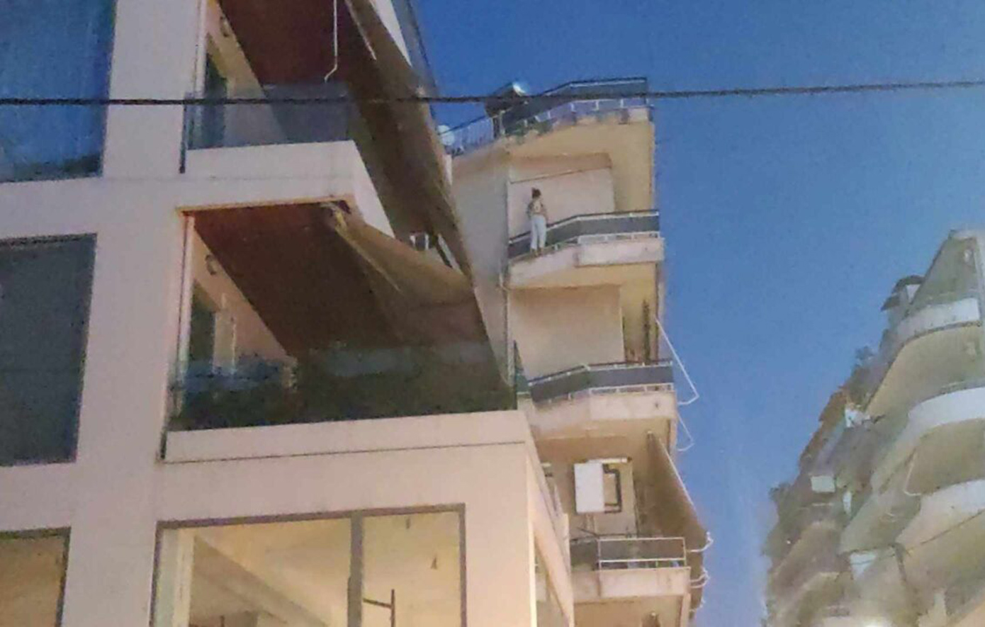 Δραματικό περιστατικό στο Αγρίνιο: Γυναίκα έπεσε από τον 4ο όροφο πολυκατοικίας – Συγκλονιστικά βίντεο
