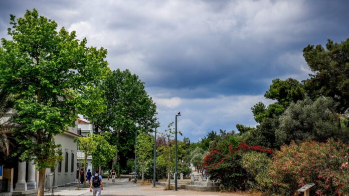 Καιρός: Δροσερός Δεκαπενταύγουστος με νεφώσεις και σποραδικές βροχές σε βόρεια, Εύβοια και Κρήτη
