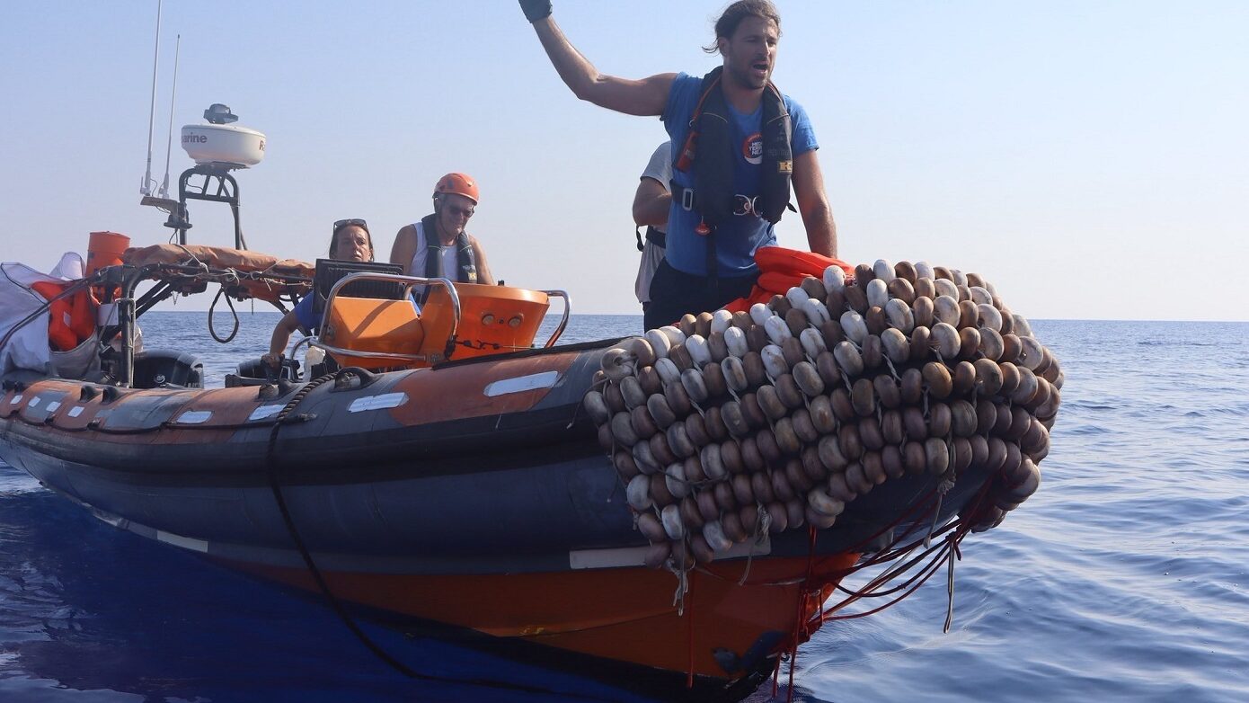 Ο Δήμος Αμοργού επιδιώκει τη δίωξη του Ιάσονα Αποστολόπουλου για το περιστατικό με την παλαιστινιακή σημαία στο πανηγύρι
