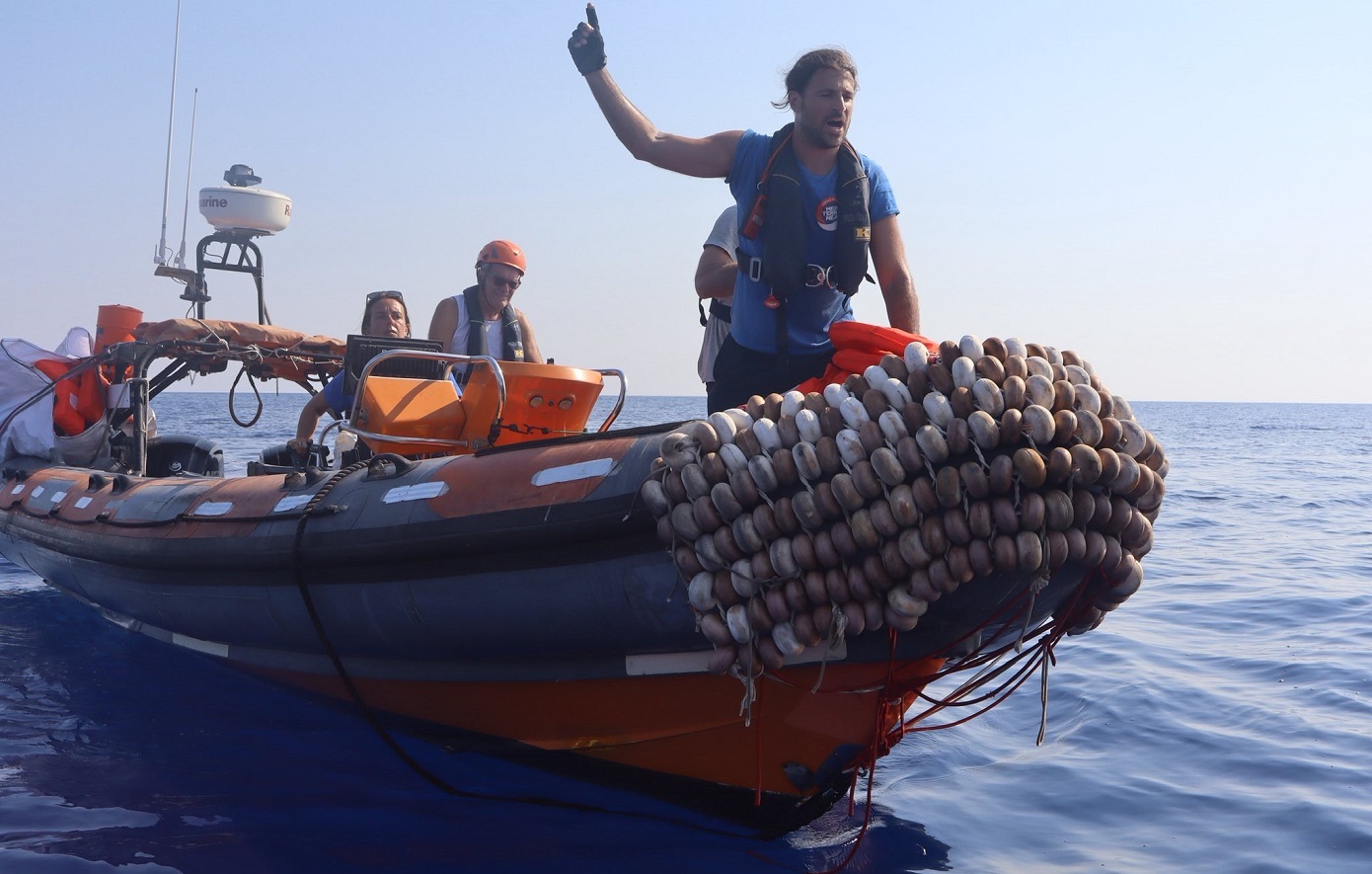 Ο Δήμος Αμοργού επιδιώκει τη δίωξη του Ιάσονα Αποστολόπουλου για το περιστατικό με την παλαιστινιακή σημαία στο πανηγύρι