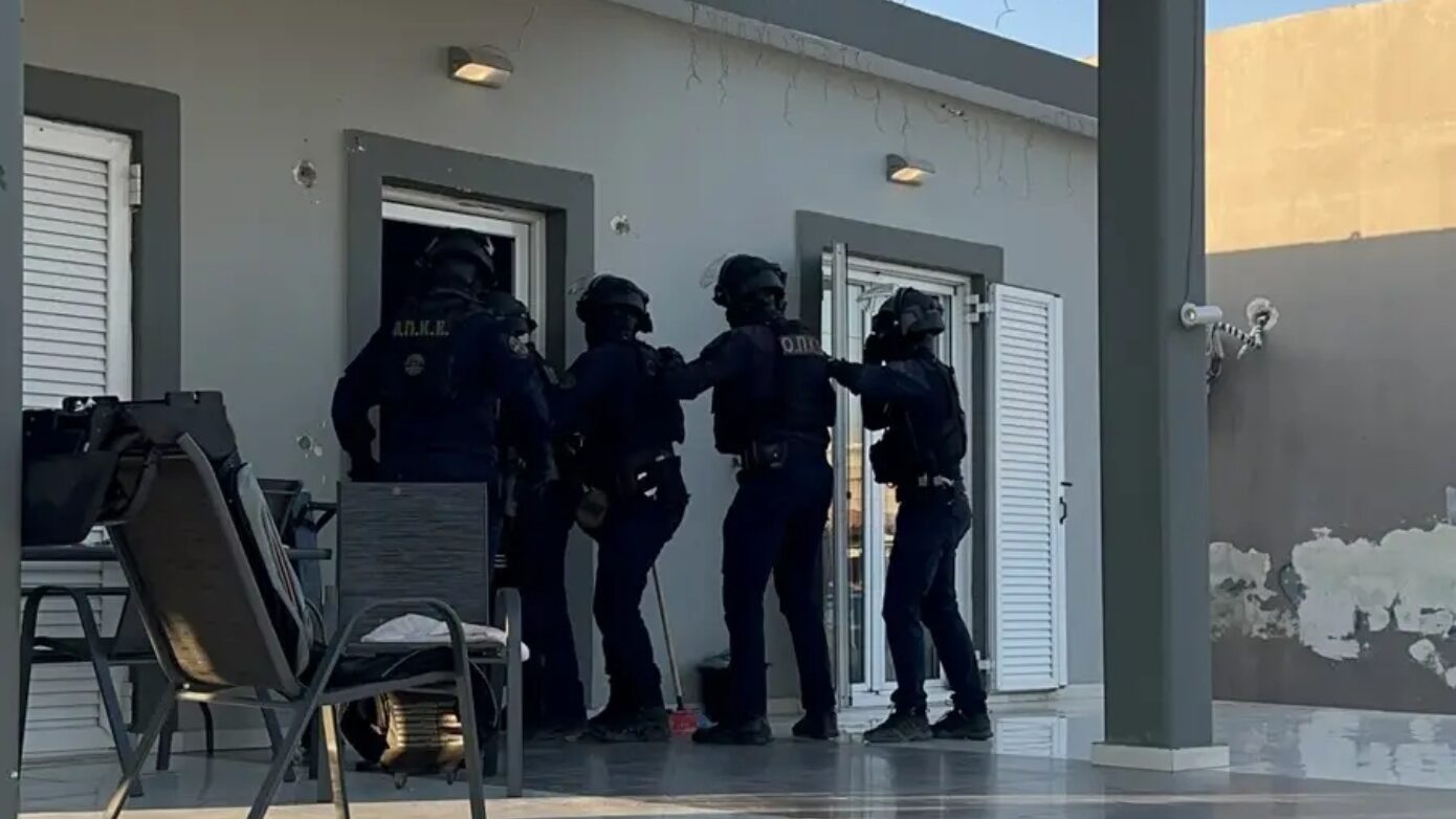 Εκτεταμένη επιχείρηση της ΕΛ.ΑΣ. σε οικισμό του Ασπροπύργου – Συνελήφθησαν 12 άτομα