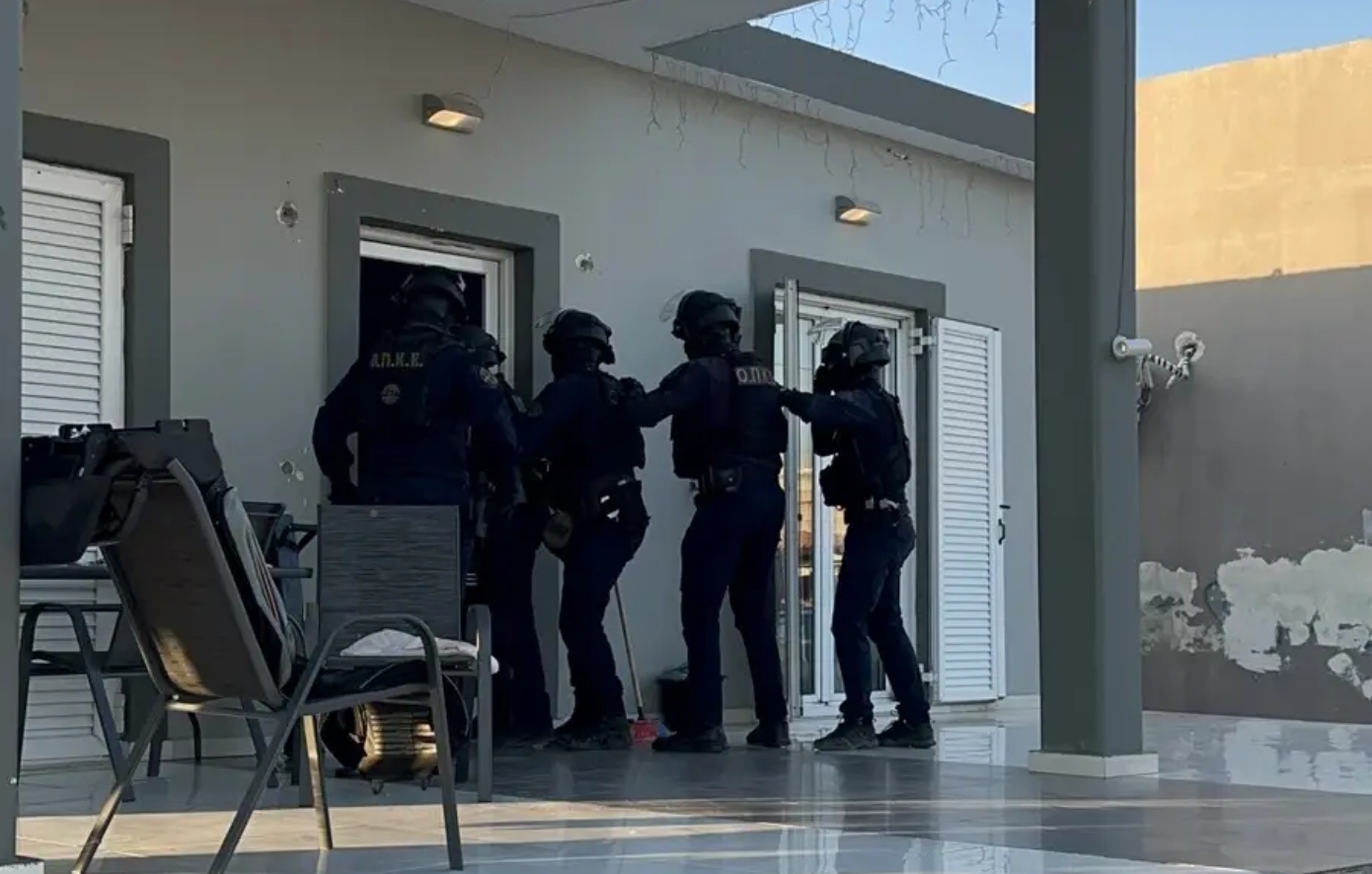 Εκτεταμένη επιχείρηση της ΕΛ.ΑΣ. σε οικισμό του Ασπροπύργου – Συνελήφθησαν 12 άτομα