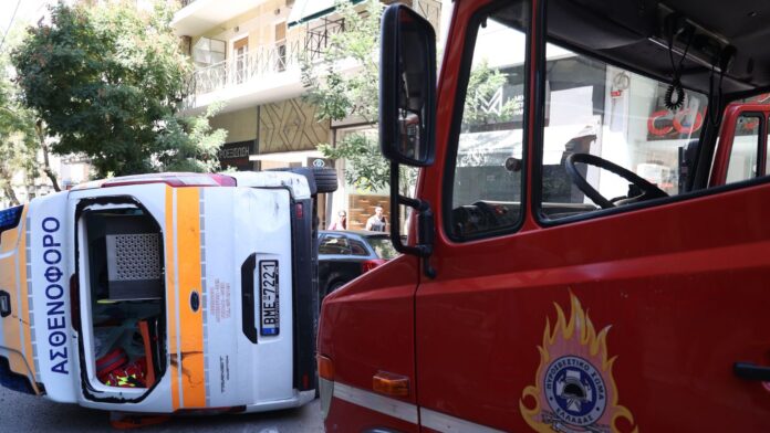 Θανάσιμος τραυματισμός για τον επιβάτη του ασθενοφόρου που ανετράπη στο Γουδί