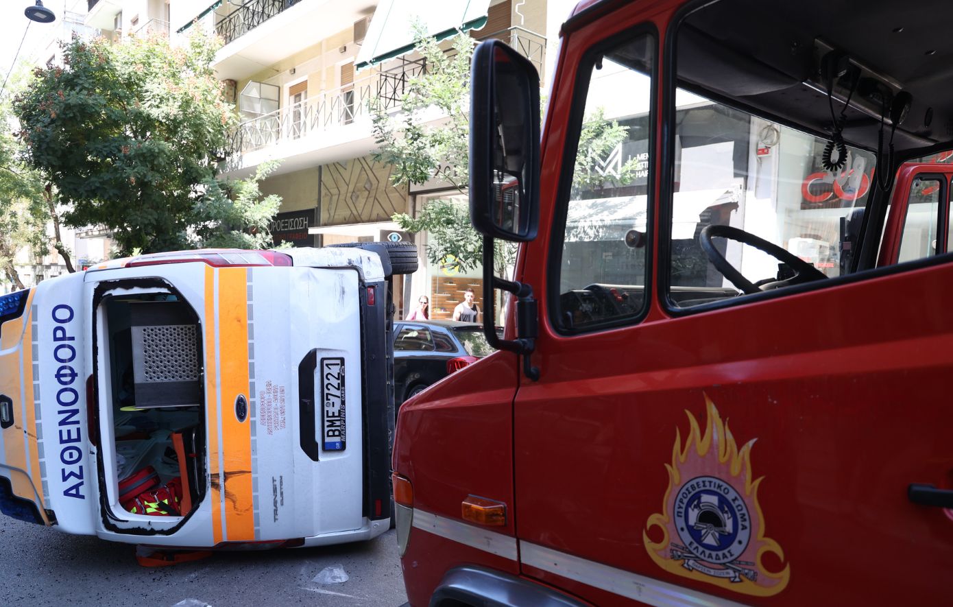 Θανάσιμος τραυματισμός για τον επιβάτη του ασθενοφόρου που ανετράπη στο Γουδί