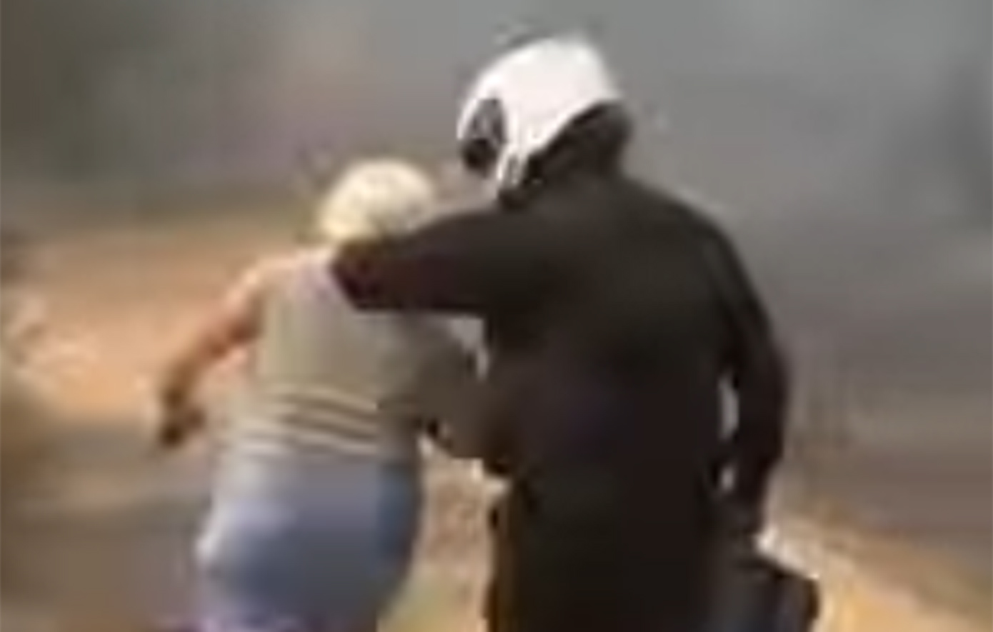 Πυρκαγιά στην Κερατέα: Πάνω από δέκα άτομα απεγκλώβισε η αστυνομία – Στη μάχη των εκκενώσεων και η ΕΛ.ΑΣ.