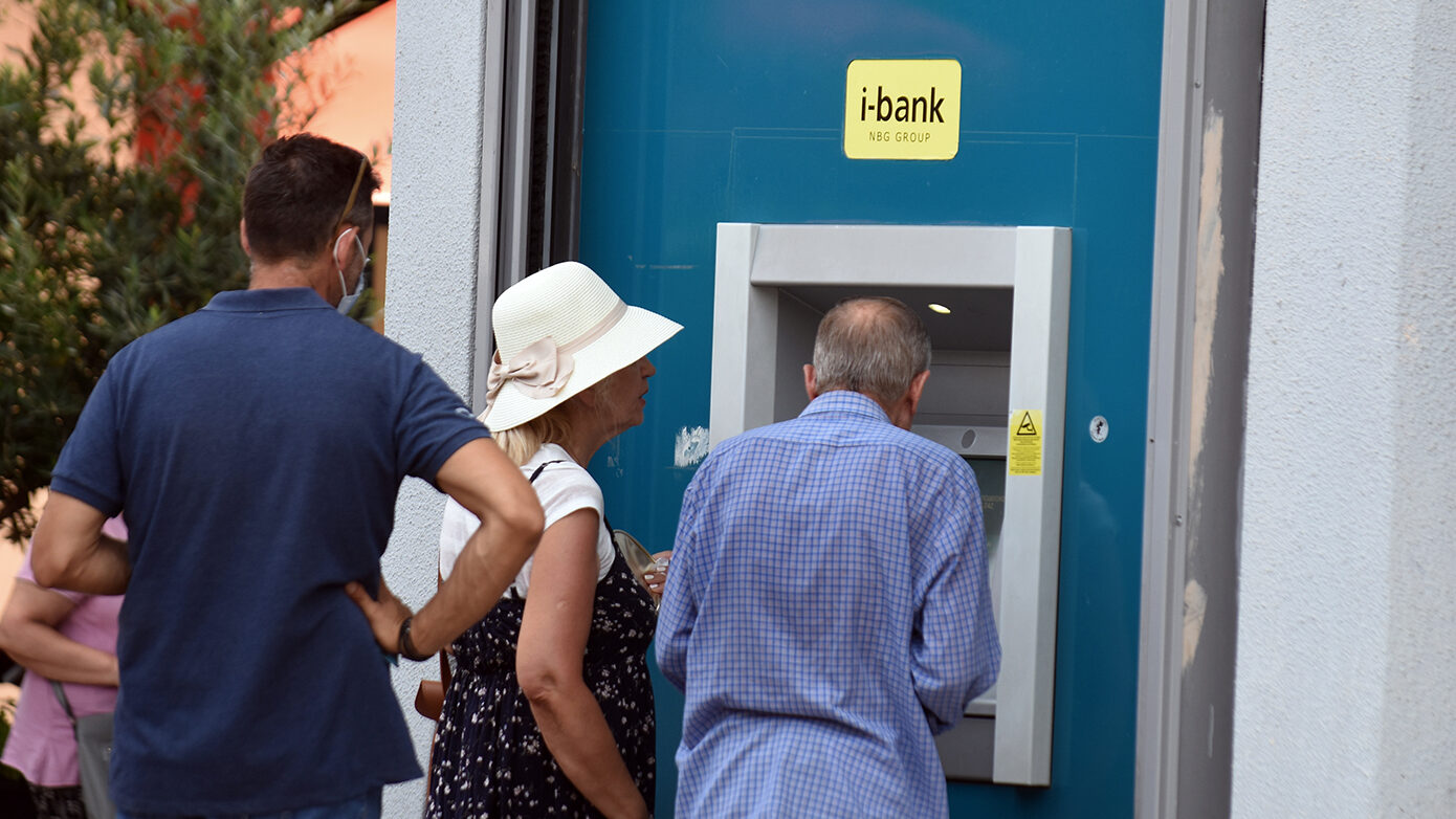 Από σήμερα δωρεάν οι αναλήψεις στα ΑΤΜ των ελληνικών τραπεζών – Νέα μέτρα σε εφαρμογή