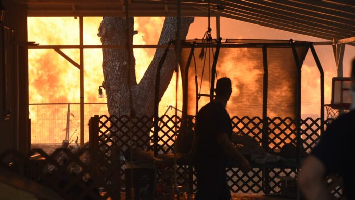 Πυρκαγιά στην Αχαΐα: Συνελήφθη 25χρονος εμπρηστής – Εντοπίστηκε επ’ αυτοφώρω, επιχείρησε να διαφύγει