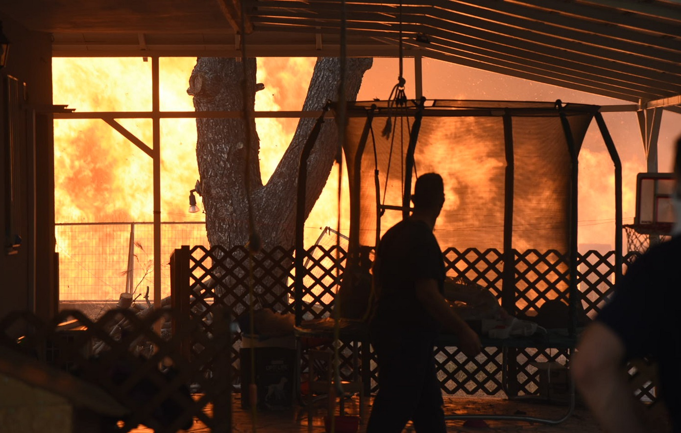 Πυρκαγιά στην Αχαΐα: Συνελήφθη 25χρονος εμπρηστής – Εντοπίστηκε επ’ αυτοφώρω, επιχείρησε να διαφύγει