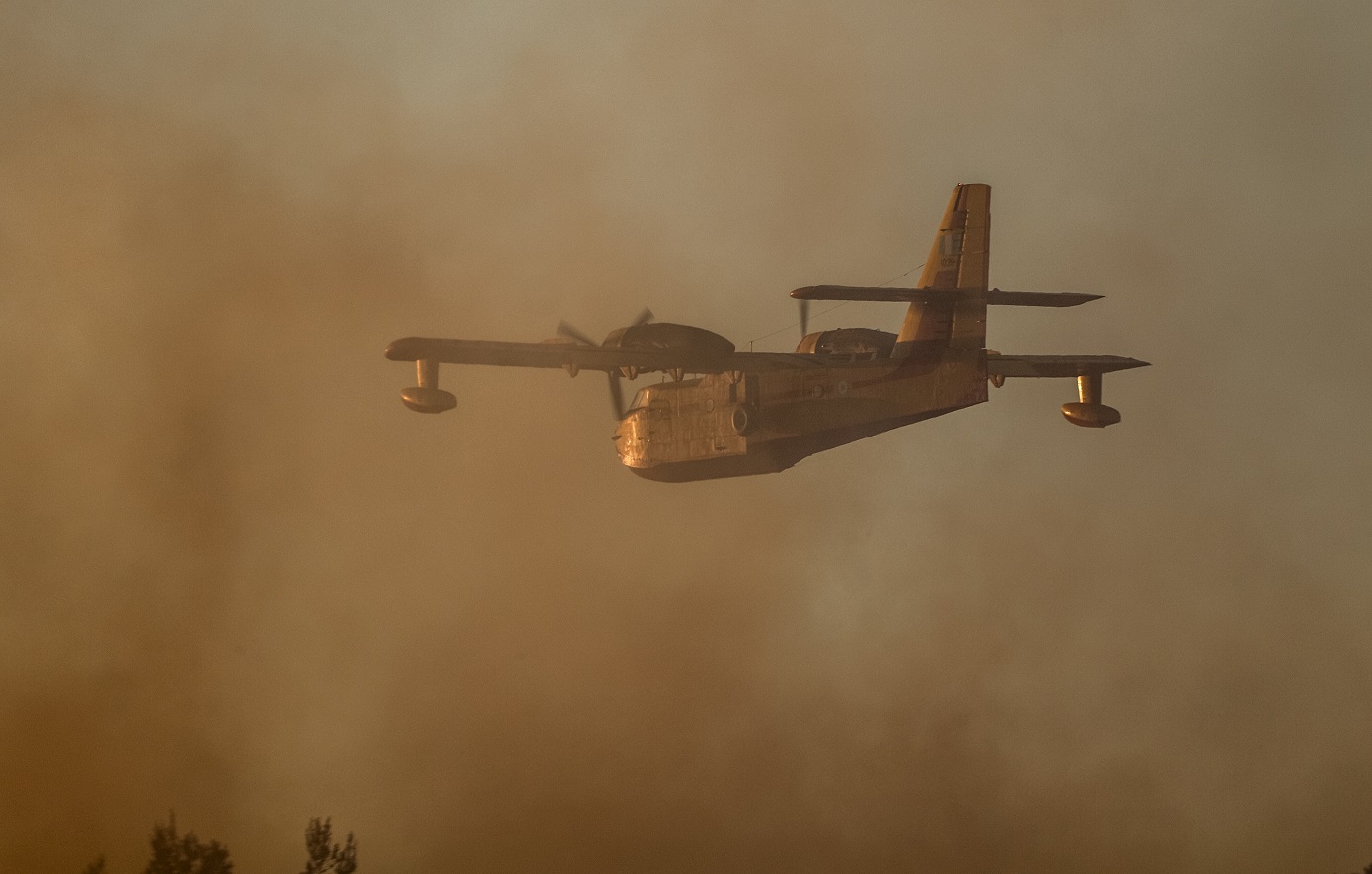 Σινούκ και Καναντέρ πολέμησαν τις φλόγες στην Αχαΐα – Οι πτήσεις που διασφάλισαν περιουσίες και ζωές