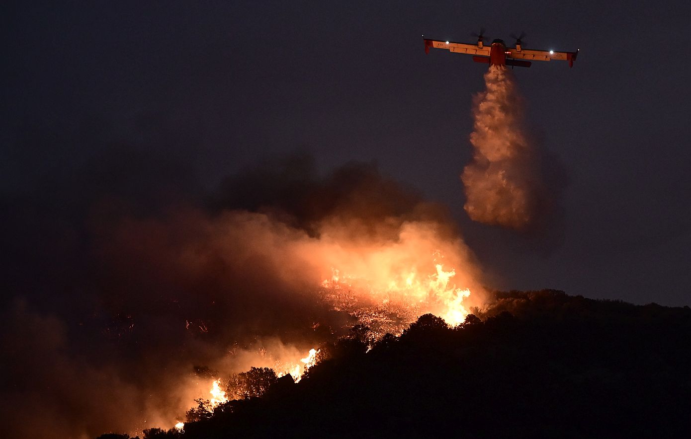 «Οι πιλότοι κερδίζουν τον θαυμασμό μας» – Συγκλονιστικές εικόνες από τη νυχτερινή αποστολή των Canadair στη φωτιά στην Κερατέα