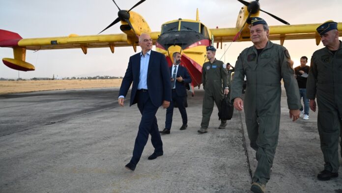 Ο Νίκος Δένδιας βρέθηκε στην 355 Μοίρα της Πολεμικής Αεροπορίας στην Ελευσίνα