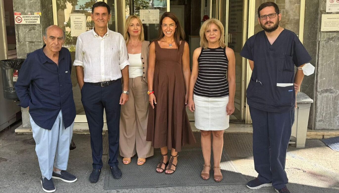 Η Δόμνα Μιχαηλίδου συνάντησε τους 8 ηλικιωμένους που διασώθηκαν από τη φωτιά στην Κερατέα