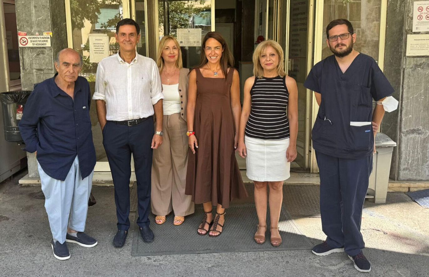 Η Δόμνα Μιχαηλίδου συνάντησε τους 8 ηλικιωμένους που διασώθηκαν από τη φωτιά στην Κερατέα