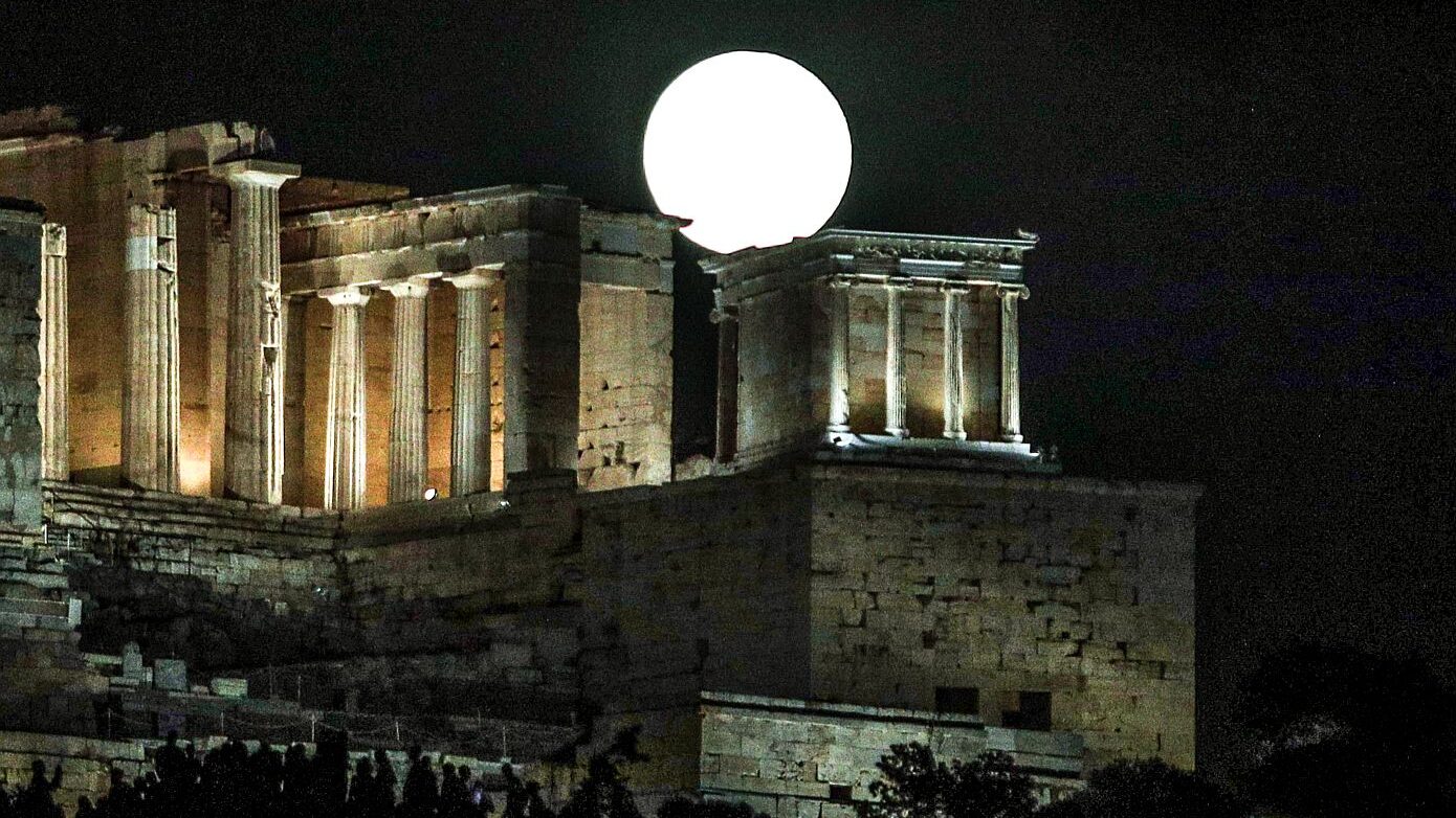 Μαγευτικές εικόνες από την Αυγουστιάτικη Πανσέληνο – Πλήθος κόσμου θαυμάζει το ανεπανάληπτο θέαμα